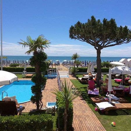 Hotel Universo Lido di Jesolo Exterior photo